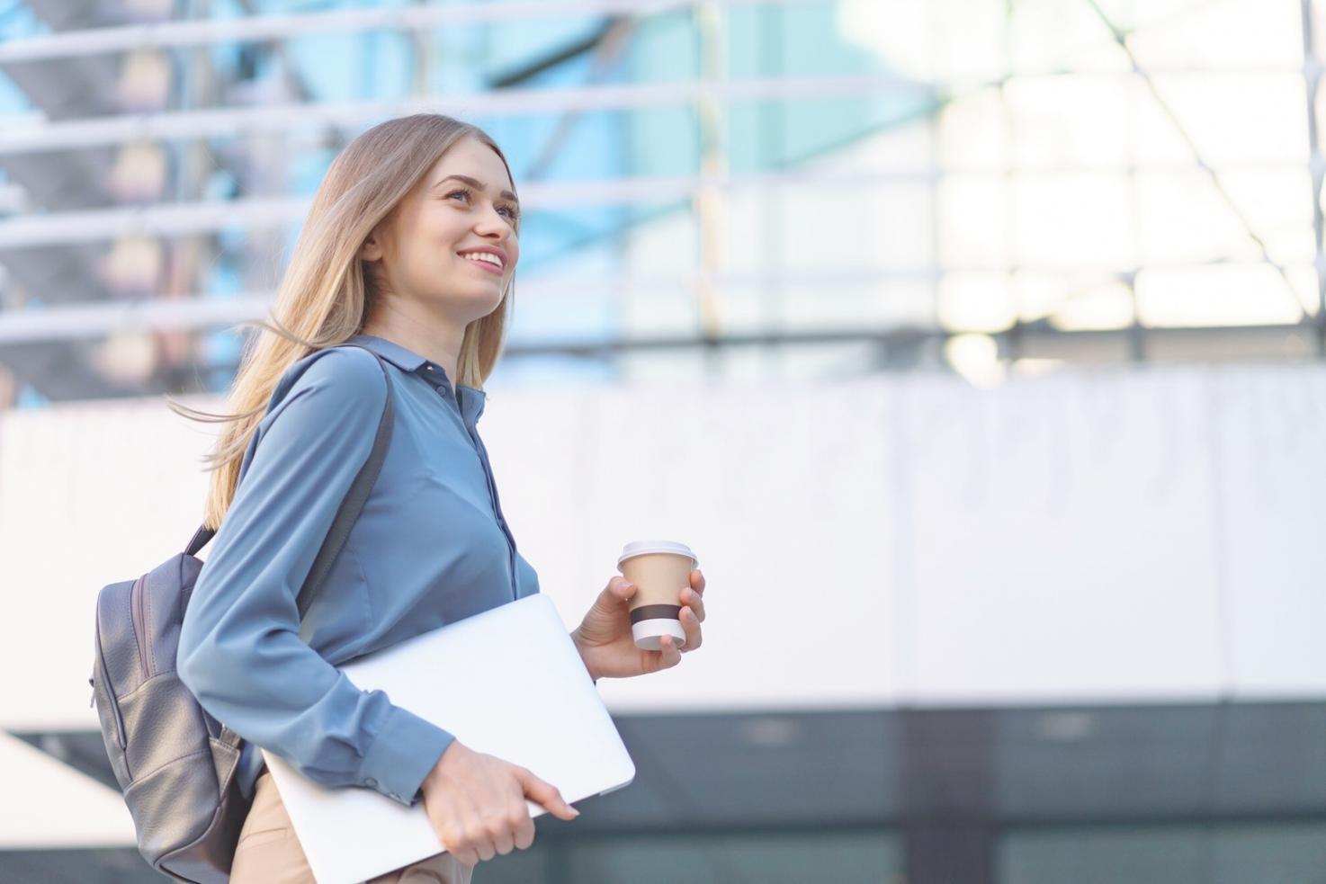 Team di consulenti finanziari selvornivora al lavoro