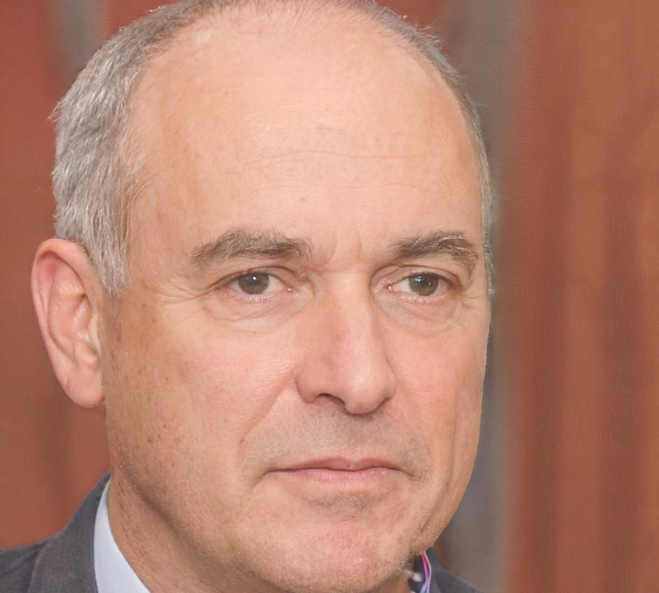 Ritratto professionale di consulente finanziario esperto in pianificazione patrimoniale